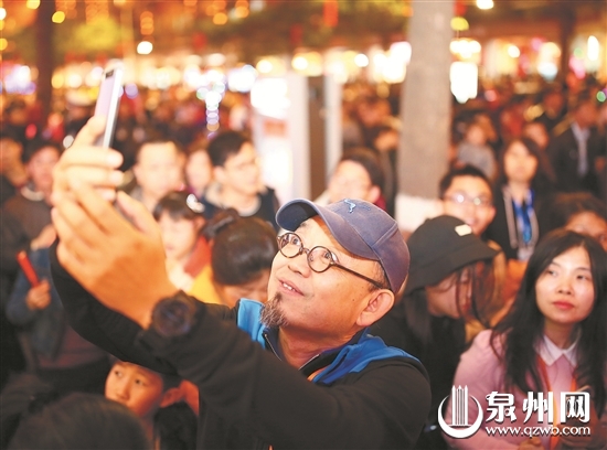 文学作家身临其境,感受古城元宵的热闹。 文学作家身临其境,感受古城元宵的热闹。