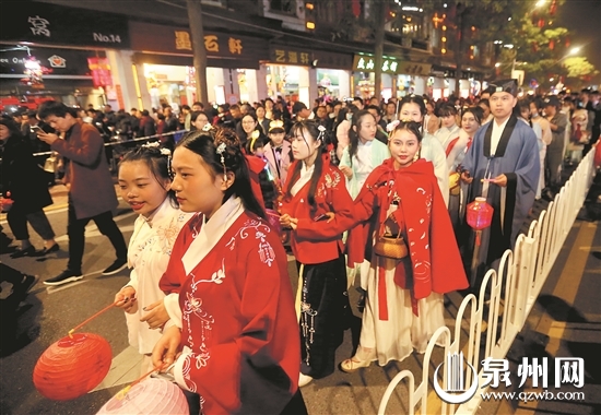 身着古装赏花灯,为古城增添一抹亮色。 身着古装赏花灯,为古城增添一抹亮色。
