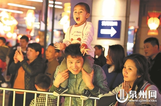 大人小孩赏灯同乐 大人小孩赏灯同乐